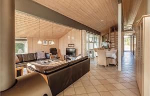 オテルプにあるAmazing Home In Otterup With Sauna, Wifi And Indoor Swimming Poolのギャラリーの写真