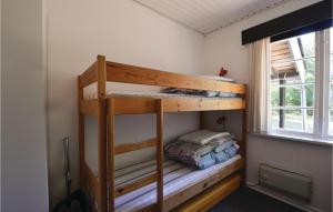 Bunk bed o mga bunk bed sa kuwarto sa Gorgeous Home In Ebeltoft With Wifi