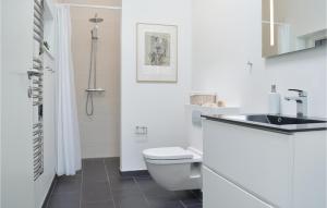 Ένα μπάνιο στο Holiday Home Ringkøbing With A Fireplace 01