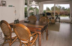 comedor con mesa de madera y sillas en Beautiful Home In Humble With Kitchen, en Humble