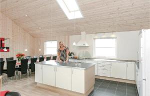 Kjøkken eller kjøkkenkrok på Amazing Home In Lkken With Indoor Swimming Pool