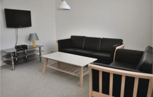 uma sala de estar com um sofá e uma mesa em Stunning Apartment In Sydals With Kitchen em Tandslet