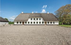 una gran casa blanca con techo de gambrel en una entrada de grava en Gorgeous Home In Haderslev With Wifi en Haderslev