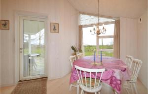een eetkamer met een tafel met kaarsen erop bij Cozy Home In Borre With House A Panoramic View in Borre
