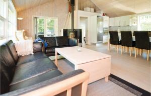 ein Wohnzimmer mit einem Sofa und einem Tisch in der Unterkunft Stunning Home In Ansager With Sauna in Ansager