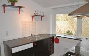 Nhà bếp/bếp nhỏ tại Nice Home In Solrd Strand With Kitchen
