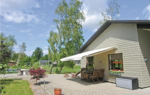 Casa con patio con mesa y sillas en 3 Bedroom Awesome Home In Jgerspris en Hornsved