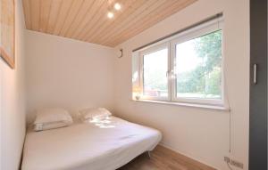 Øksenmølleにある2 Bedroom Cozy Home In Ebeltoftの小さなベッドルーム(ベッド1台、窓付)