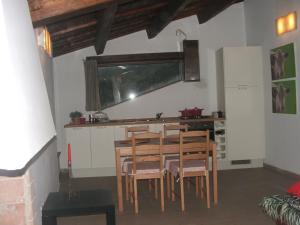 a kitchen with a table and chairs in a room at Il Ghiro in Linaro