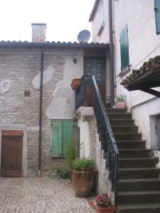 a stone building with stairs and a stair case at Il Ghiro in Linaro