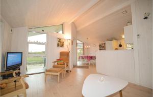 een woonkamer met een tv en een bank en een tafel bij Cozy Home In Borre With House A Panoramic View in Borre