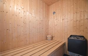 una sauna in legno con vasca e tv di Holiday Home Sydmarken Toftlund I a Vestergård