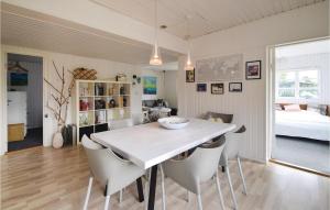ヒュールスミンネにあるBeautiful Home In Juelsminde With 4 Bedrooms And Wifiのダイニングルーム(白いテーブル、椅子付)