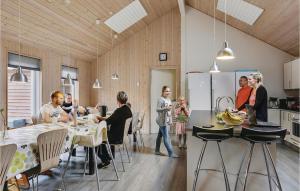 Restavracija oz. druge možnosti za prehrano v nastanitvi Beautiful Home In Blvand With Sauna, Wifi And Indoor Swimming Pool