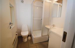 ヒュールスミンネにあるJuelsminde Campinghytteのバスルーム(シャワー、トイレ、シンク付)