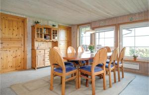AlsにあるStunning Home In Hadsund With 4 Bedrooms, Sauna And Wifiのダイニングルーム(木製テーブル、椅子付)