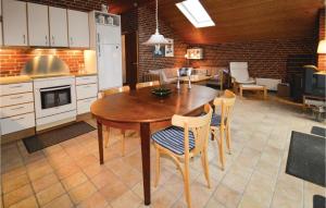 ロービュにあるPet Friendly Home In Rdby With Kitchenのキッチン(木製のテーブル、椅子付)