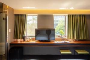 TV a/nebo společenská místnost v ubytování Goodmore Hotel
