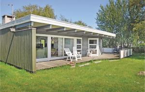 una pequeña casa con terraza en un patio en Awesome Home In Sydals With Kitchen en Høruphav