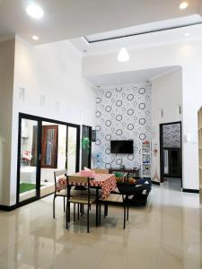 Μια τηλεόραση ή/και κέντρο ψυχαγωγίας στο ANAMI Homestay & Guest House Cilacap +38 φωτογραφίες