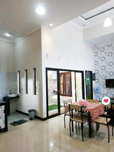 Μια τηλεόραση ή/και κέντρο ψυχαγωγίας στο ANAMI Homestay & Guest House Cilacap