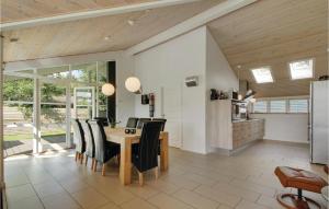 cocina y comedor con mesa y sillas en Beautiful Home In Ebeltoft With Kitchen en Ebeltoft