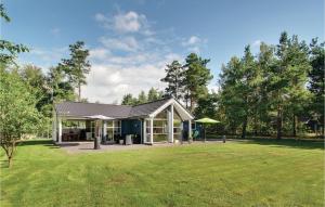 una casa con un gran patio delante de ella en Beautiful Home In Ebeltoft With Kitchen en Ebeltoft