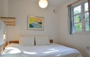 ジルレジェにあるGorgeous Home In Gilleleje With Wifiのベッドルーム1室(白いシーツ付きのベッド1台、窓付)