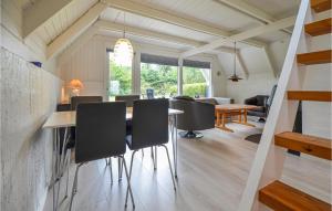 エーベルトフトにあるStunning Home In Ebeltoft With 2 Bedrooms And Wifiのダイニングルーム、リビングルーム(テーブル、椅子付)