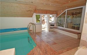 ホにあるAmazing Home In Blvand With Sauna, Wifi And Indoor Swimming Poolの屋内スイミングプール