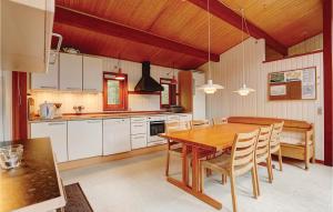 cocina grande con mesa de madera y sillas en Stunning Home In Nex With 3 Bedrooms And Wifi, en Vester Sømarken