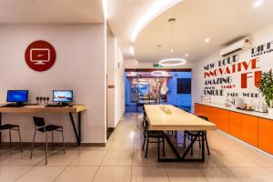 TV a/nebo společenská místnost v ubytování 1 Orange Hotel KLIA & KLIA2