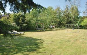 un parque con dos bancos y un objetivo en Three-Bedroom Holiday Home In Juelsminde, en Juelsminde