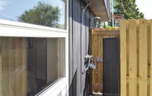 una casa con una puerta de cristal y una valla en Three-Bedroom Holiday Home In Juelsminde, en Juelsminde 14 fotos más