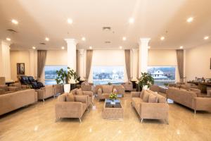 eine große Lobby mit Sofas, Stühlen und Fenstern in der Unterkunft LADALAT Hotel in Da Lat
