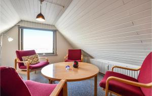 Nørre LyngvigにあるVejlgaardの椅子とテーブル、窓が備わる客室です。