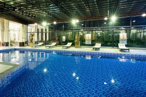 Bazén v ubytování LADALAT Hotel nebo v jeho okolí