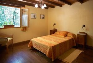 a bedroom with a bed and a window at Casa Rural Goikola in Deba