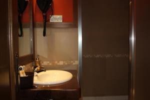 W łazience znajduje się biała umywalka i prysznic. w obiekcie Casa María Cecilia w mieście Vega de Rengos