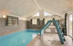 ホにあるBeautiful Home In Blvand With Sauna, Wifi And Indoor Swimming Poolの屋内スイミングプール(スライダー付)