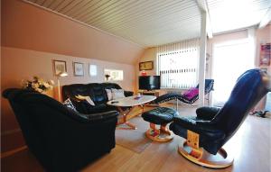 BagenkopにあるNice Home In Bagenkop With 3 Bedrooms And Wifiのリビングルーム(黒い椅子、テーブル付)