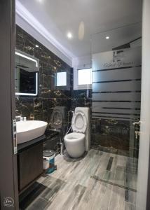 y baño con aseo y lavamanos. en Suite Terrace Rooms & Apartments, en Korçë