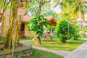 un parque con una mesa de picnic y palmeras en Villa Shade, en Negombo