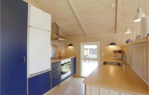 Kuchyň nebo kuchyňský kout v ubytování Holiday Home Aakirkeby Liii