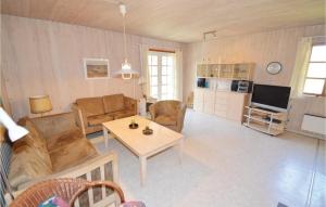 Nice Home In Lgstr With Kitchen في Trend: غرفة معيشة مع أريكة وطاولة