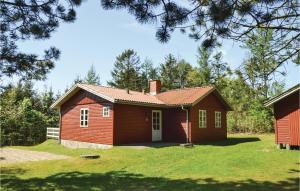 una pequeña casa roja en un patio con árboles en Nice Home In Lgstr With Kitchen, en Trend