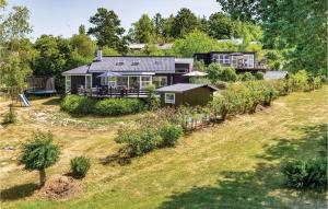 uma vista aérea de uma casa com um jardim em Coras Hytter em Fårevejle