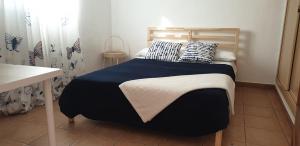 Un dormitorio con una cama con almohadas encima. en La Bonanza, en Timijiraque 11 fotos más
