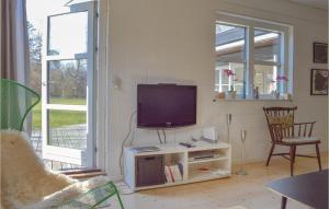 sala de estar con TV y ventana en 3 Bedroom Stunning Home In Gilleleje, en Gilleleje