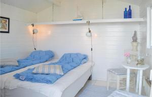 ヘルシンゲルにあるStunning Home In Helsingr With 2 Bedrooms, Sauna And Wifiのテーブル付き壁掛け豆袋2個